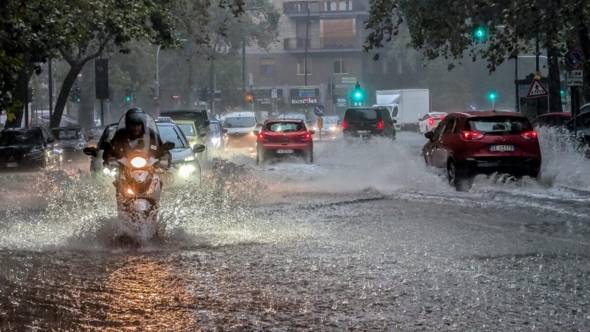 Dopo il grande caldo scatta l’allerta meteo in 8 regioni a rischio nubifragi, alluvioni ed esondazioni