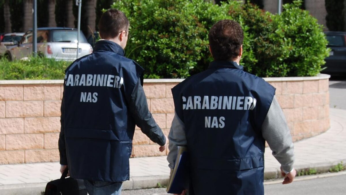 Rifugi da incubo scoperti dai Nas nell’Appennino emiliano-romagnolo, prodotti scaduti da 20 anni pronti per la tavola