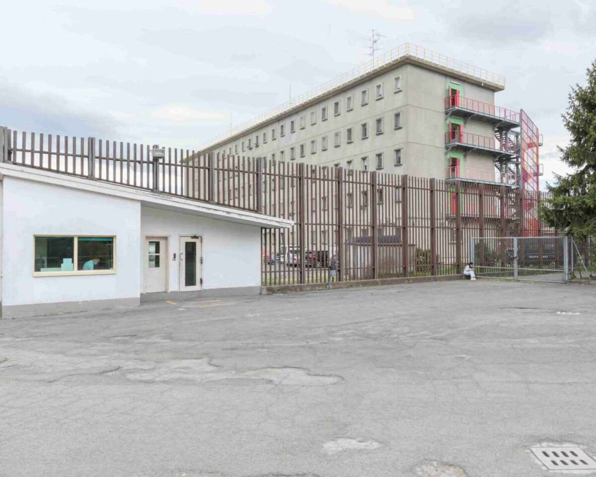 Bologna, condannato per la strage di Corinaldo esce dal carcere per laurearsi e fugge