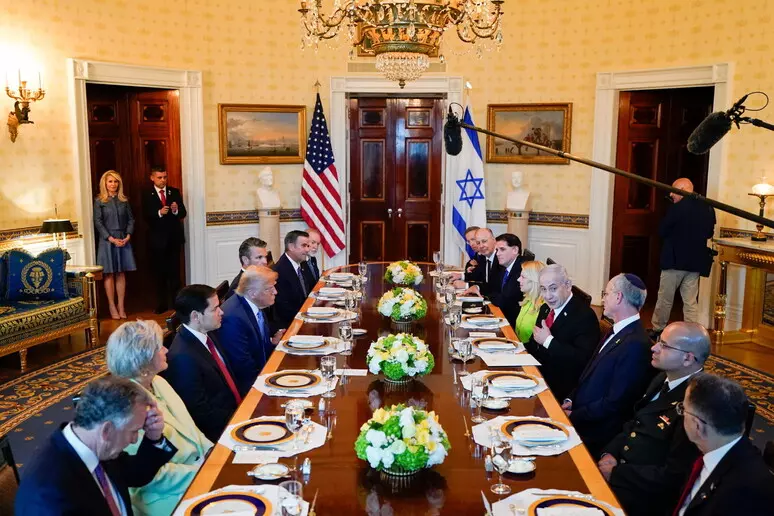 Il premier israeliano a cena da Trump, si cercano Paesi che accolgano i palestinesi sfollati, e la tregua?