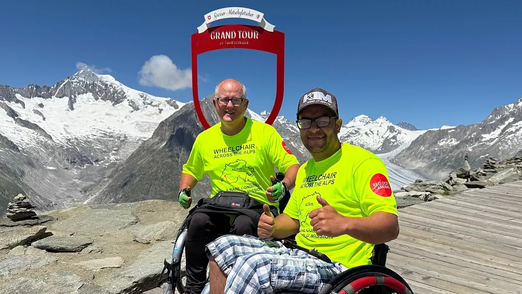 Sulle Alpi per oltre 400 km sulla sedia a rotelle, l’impresa di due amici disabili: un vero esempio di resilienza per tutti