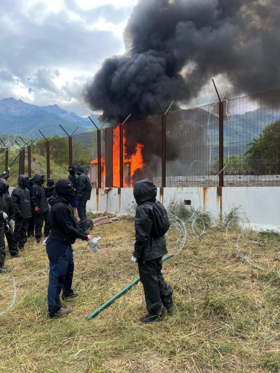 Venaus in fiamme: assalto al cantiere Tav, blocchi e scontri sull’autostrada, proteste per il cantiere in corso