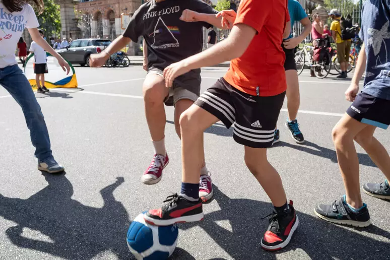Accoltellato durante una partita di calcio amichevole a 15 anni, arrestato un 18enne per tentato omicidio