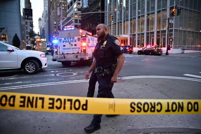 Sparatoria a Manhattan, cinque morti, ucciso l’attentatore, ignoti i motivi del gesto