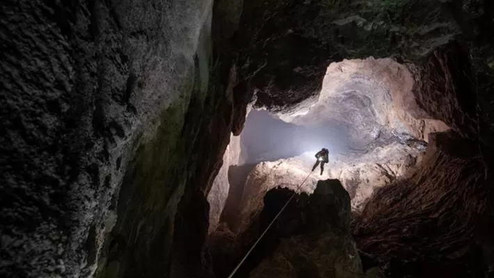 Speleologo bloccato da ore tra le rocce in Piemonte, per tirarlo fuori ci vorrà tempo