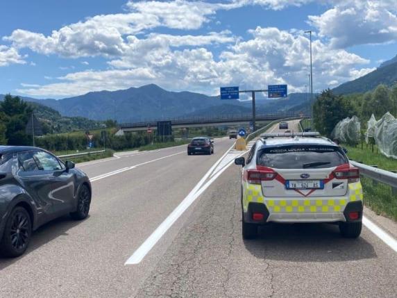 Si tuffa tra le auto sulla statale per salvare un bambino che vagava tra le auto, tragedia sfiorata grazie a un agente fuori servizio della polizia