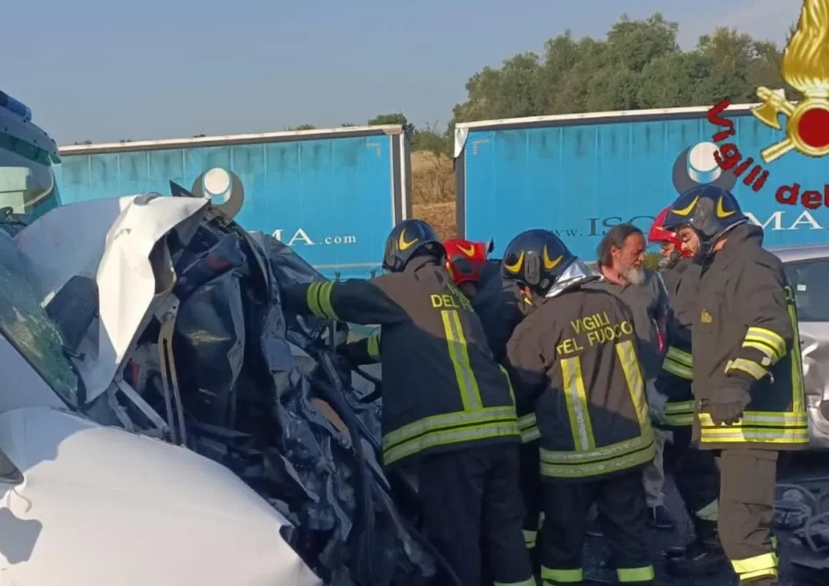 Camion investe auto in autostrada sulla A1, tre morti e due feriti gravi, una tragedia
