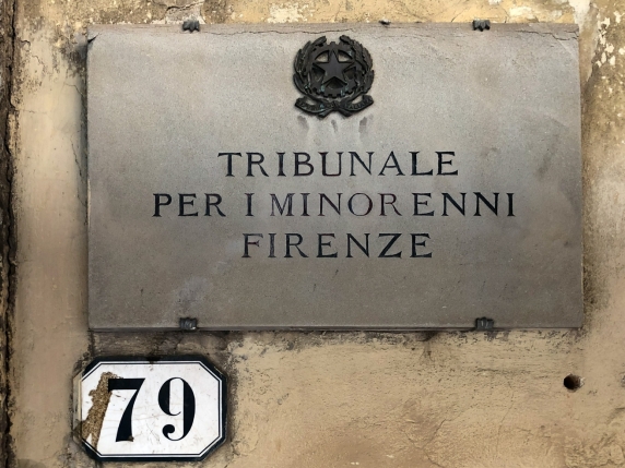 “Non è mia figlia, è la figlia di mio fratello e della mia ex compagna”, rivelazione choc in aula a Firenze
