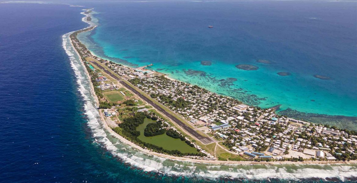 Tuvalu, inizia l’esodo dal primo Stato destinato a scomparire a causa del climate change, metà della popolazione vuole emigrare in Australia