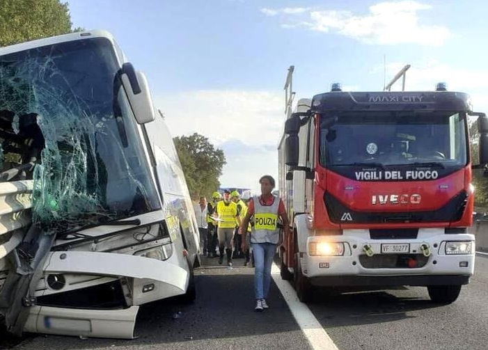 Tragedia sull’A1 in Toscana, maxi incidente tra vari mezzi ha provocato tre morti e diversi feriti, autostrada bloccata e in tilt