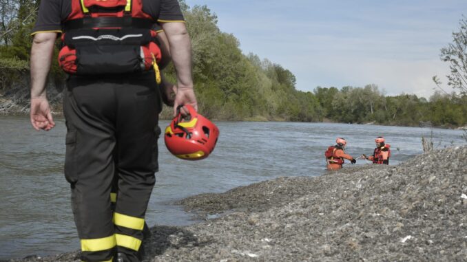 Butta nel fiume l’amico 13enne che non sa nuotare e muore, 15enne accusato di omicidio