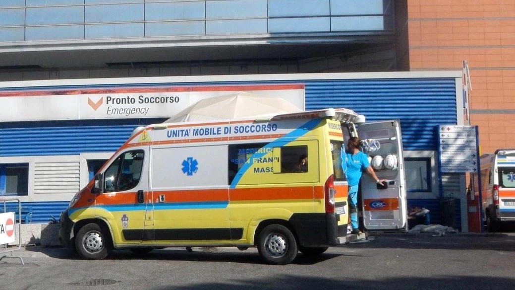 Viareggio, aggressione shock: 80enne picchiata in strada senza motivo, è finita in ospedale