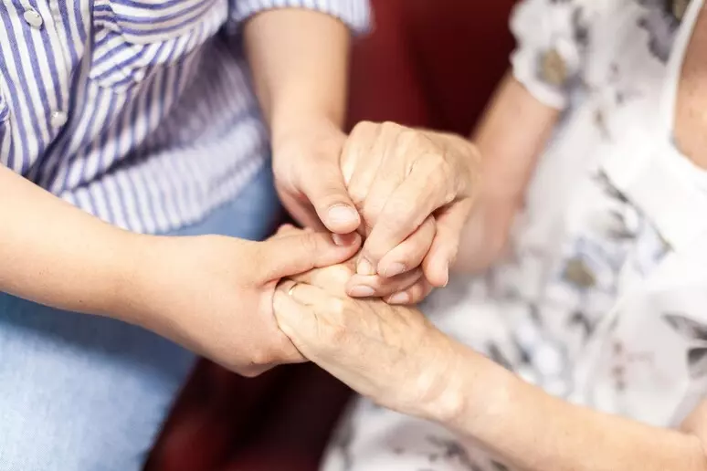 Anziani disabili picchiati e umiliati in alcune Rsa, 16 misure cautelari ordinate dai giudici