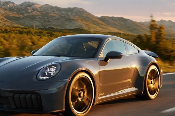 In tre rubano una Porsche e poi si schiantano a 200 km all’ora, uno dei ladri muore sul colpo