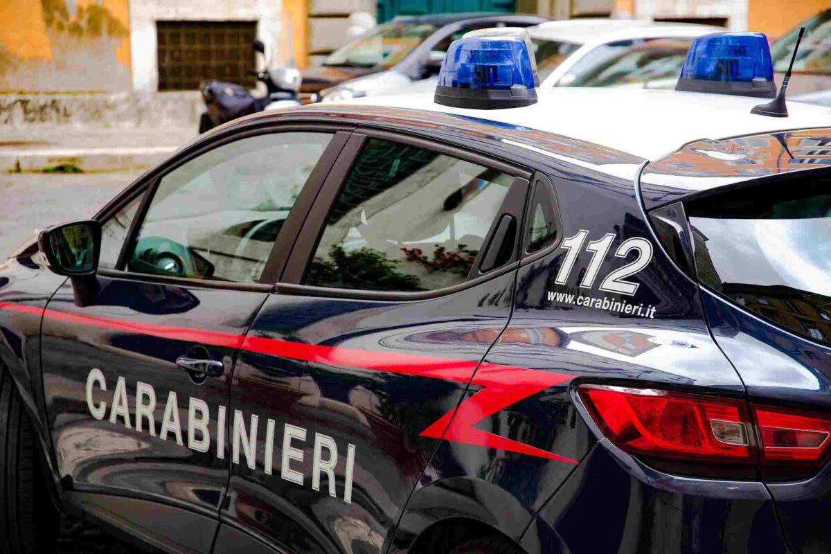 Signal for help, una ragazzina in pericolo lancia l’allarme che viene raccolto e l’uomo finisce in manette