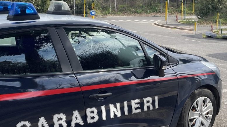 Nega una sigaretta a uno studente, professore accoltellato alle spalle, caccia al ragazzo