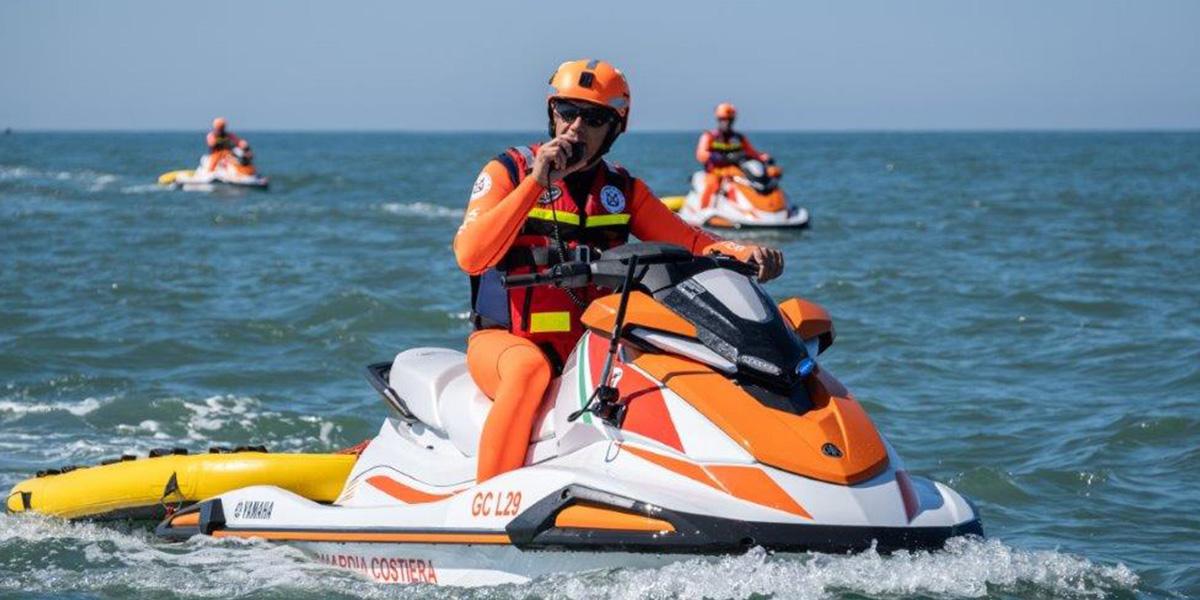 Ischia, sperona gli acqua scooter della guardia costiera per scappare, fermato e arrestato