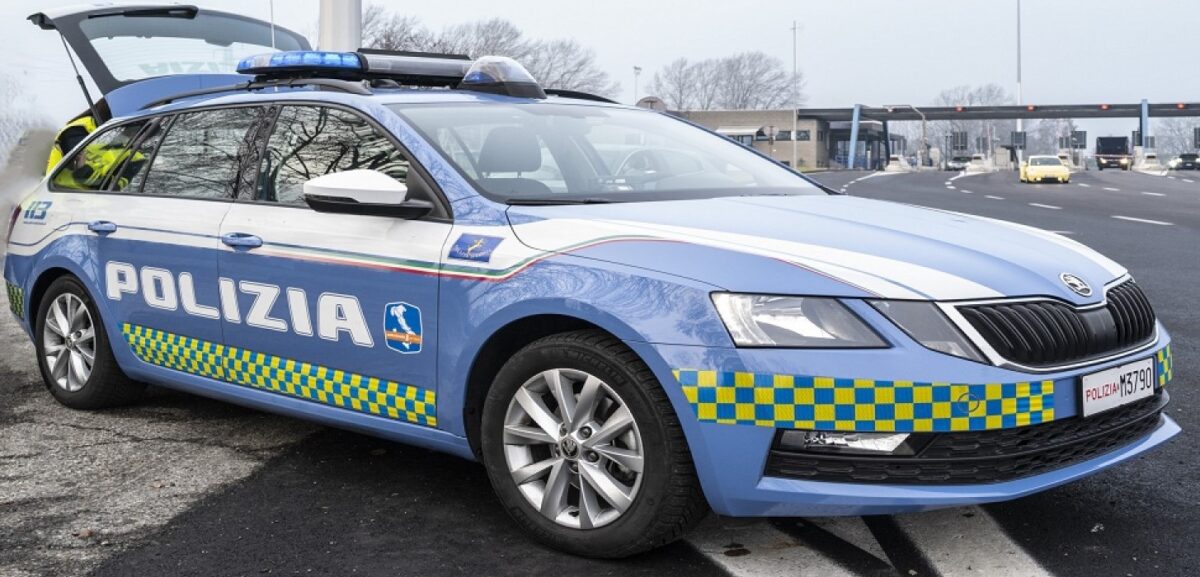 Autostrada, riparte e dimentica le figlie piccole all’autogrill, la polizia lo rintraccia e torna indietro