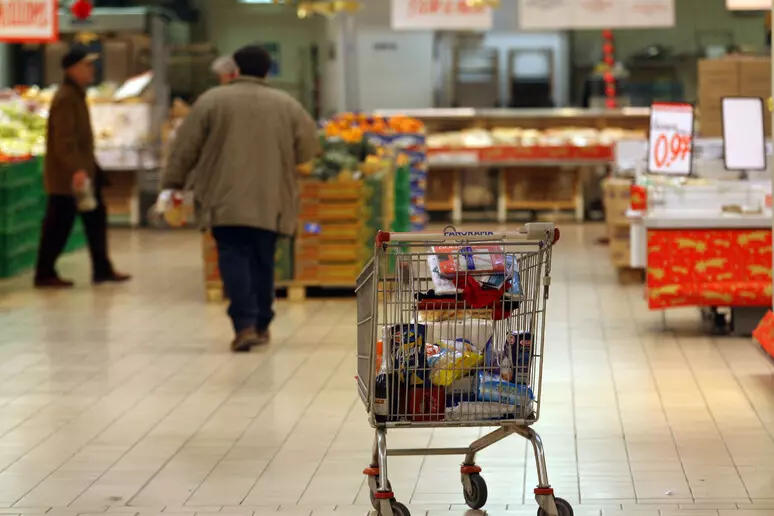 Stangata autunnale per le famiglie italiane, l’allarme del Codacons sui rincari di bollette, spesa e libri scolastici