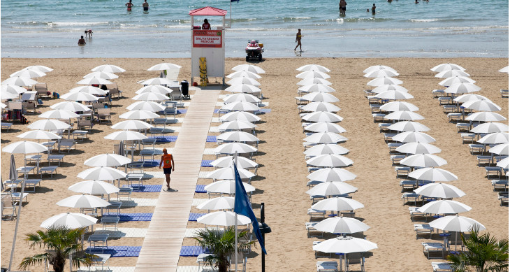 Medico fuori servizio salva la vita a un neonato in spiaggia che stava morendo sotto il sole feroce di agosto