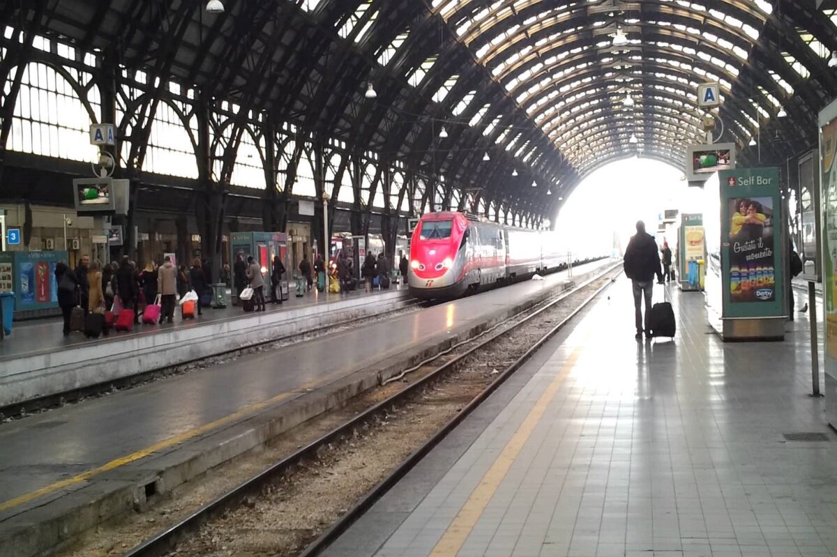 Bambina di 10 anni “dimenticata” in stazione a Bologna dai genitori partiti con un treno verso Napoli