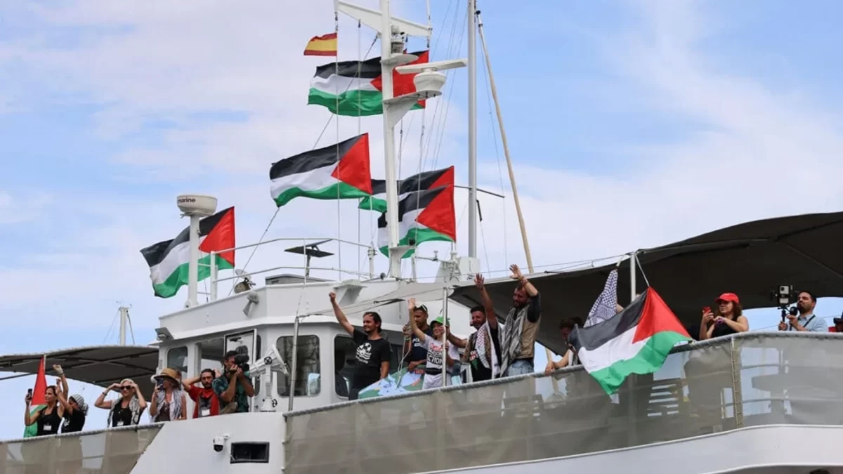 Flotilla: un’altra barca colpita in un sospetto raid con drone, “Non ci fermiamo, avanti”