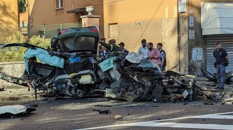 Bologna, auto finisce contro un palo durante inseguimento della polizia: morto 18enne