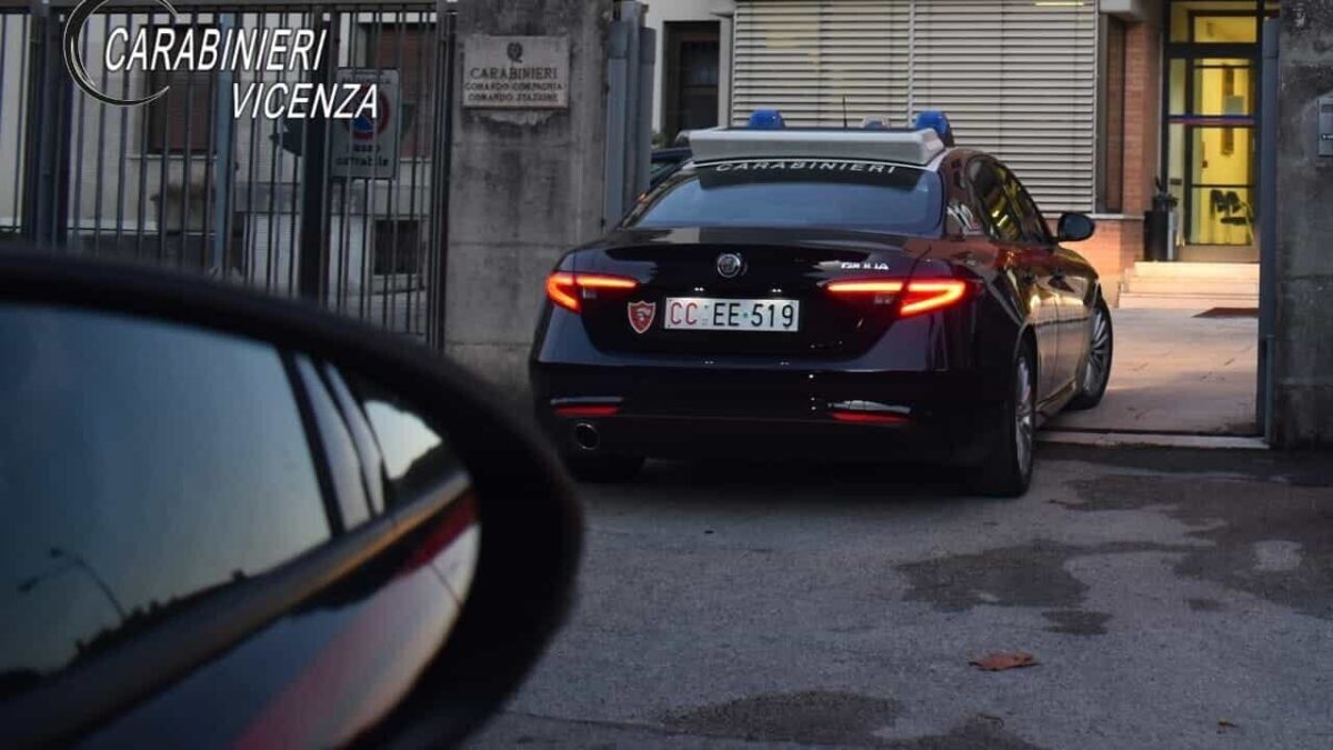 Tenta di uccidere la ex moglie con un coltello da cucina, la donna si salva per il coraggio di una cliente della sala slot