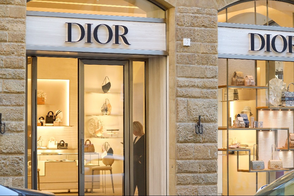 Colpo da 200 mila euro a Firenze, una banda di ladri ha svaligiato la boutique di Dior in centro