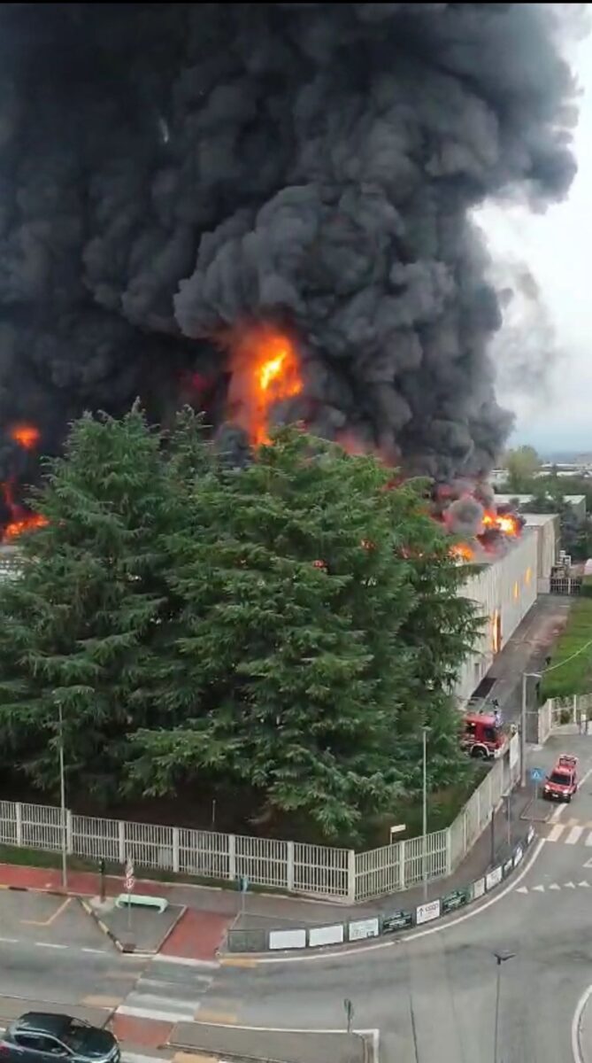 L’inferno alle porte di Torino, un rogo ha devastato un’area industriale, timori anche per  la nube tossica