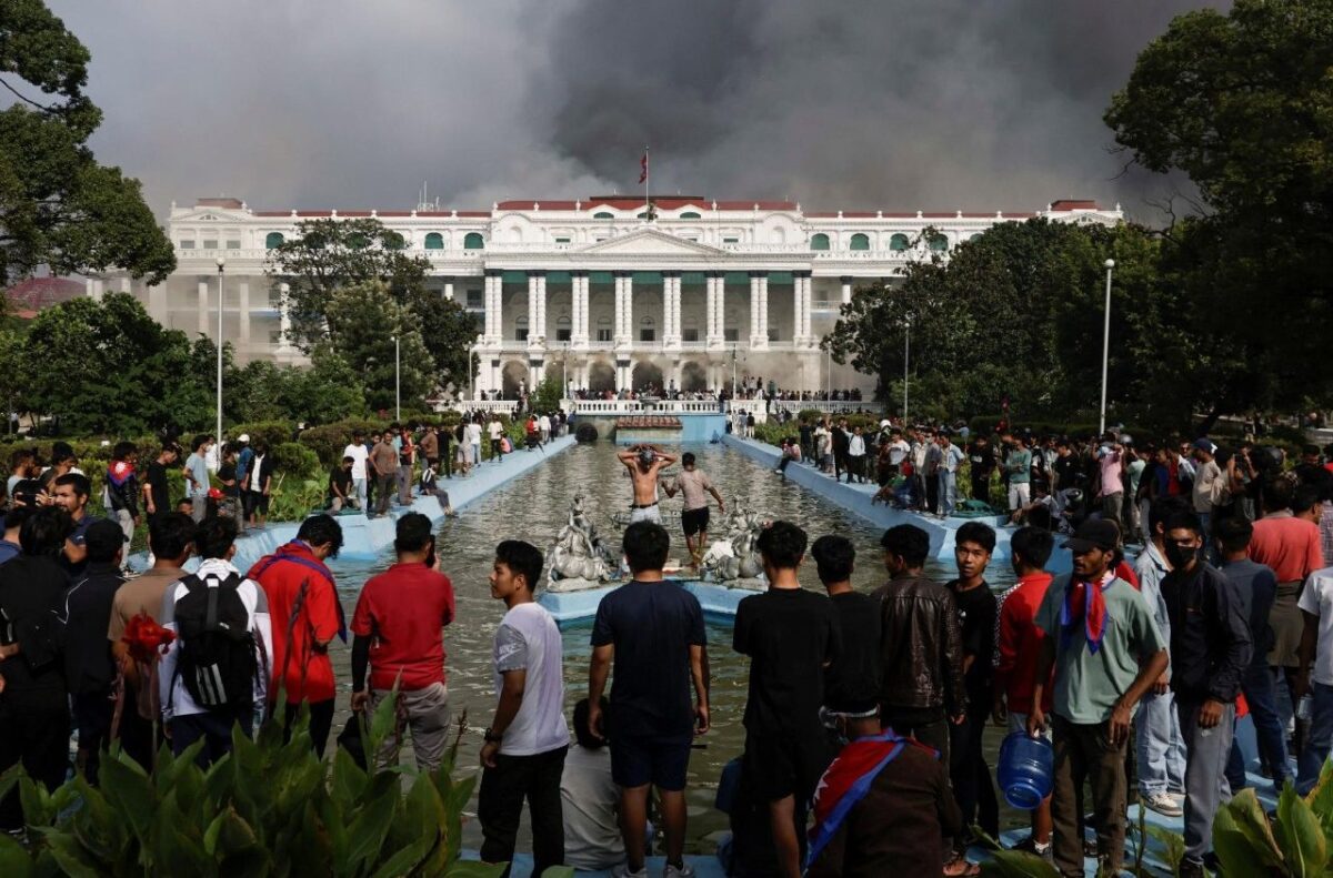 Nepal in fiamme, 21 morti per le proteste contro il blocco dei social, il Governo si dimette