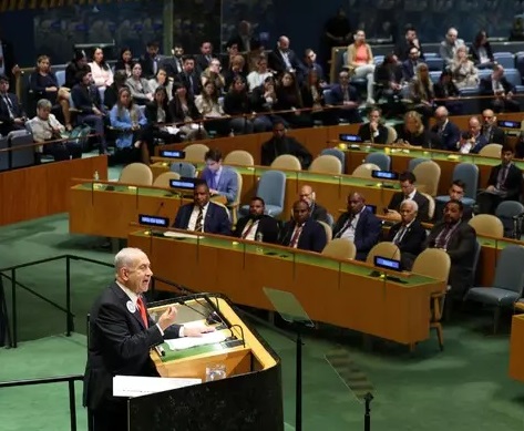 Netanyahu parla all’Onu tra fischi, proteste e qualche applauso, molti lasciano l’aula