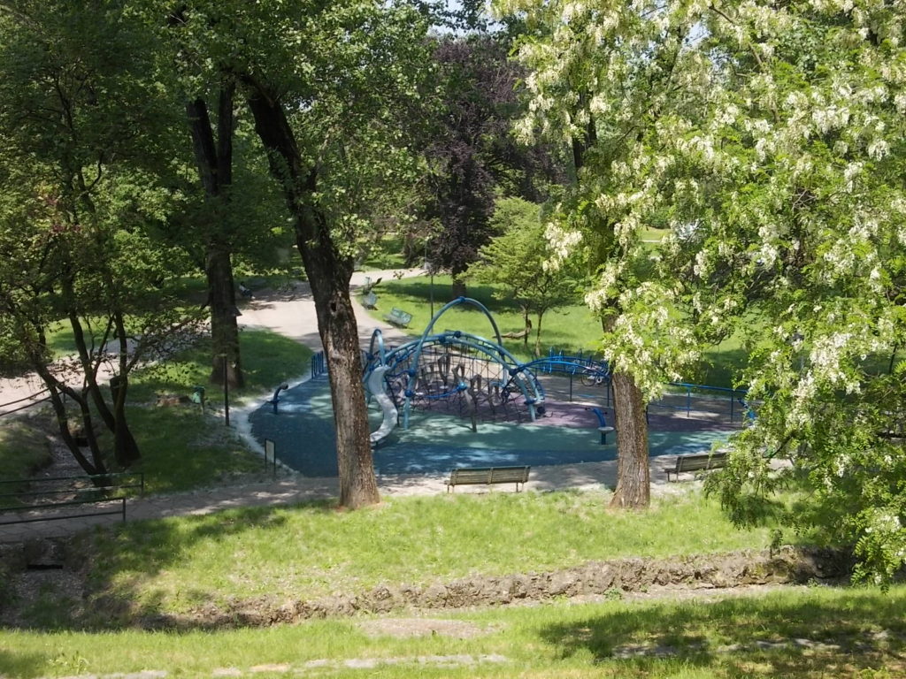 Picchiata, trascinata nel parco e violentata, caccia allo stupratore della 18enne milanese