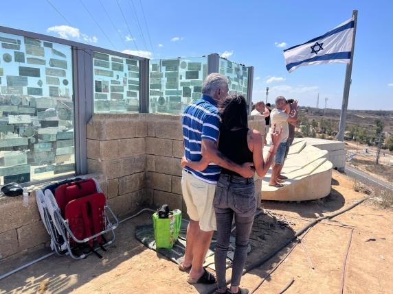A Sderot pic-nic con vista sulle macerie di Gaza City, due minuti di binocolo per osservare i bombardamenti costano meno di un euro