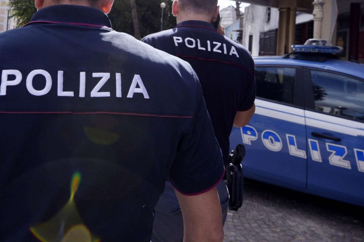 Uccide a coltellate il marito dopo una furente lite, arrestata per omicidio ma si indaga sulla tragedia
