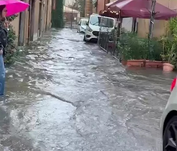 Forti temporali a Pisa, allagamenti vicino alla Torre pendente e disagi anche a Livorno e in altre zone della regione