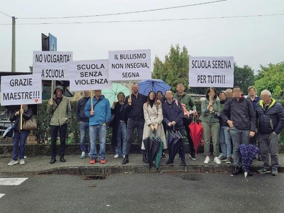I genitori scioperano contro il bullo in classe: “Teniamo i bambini a casa, abbiamo paura per loro, ora basta”