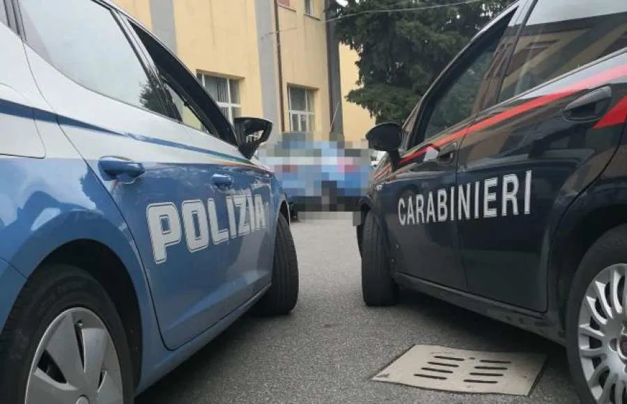 Città insicure, due ragazze inseguite di notte da gruppo di giovani, salvate da un tassista per puro caso