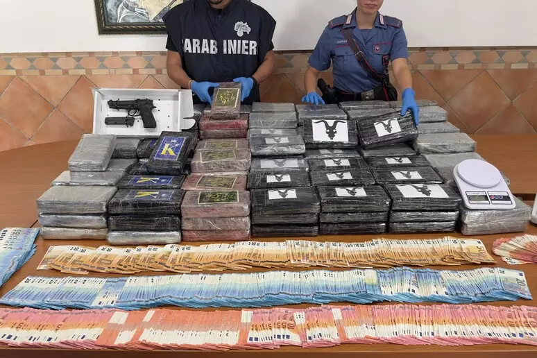Maxi sequestro di 200 kg di cocaina pura, avrebbe fruttato oltre 16 milioni di euro, arrestato 23enne
