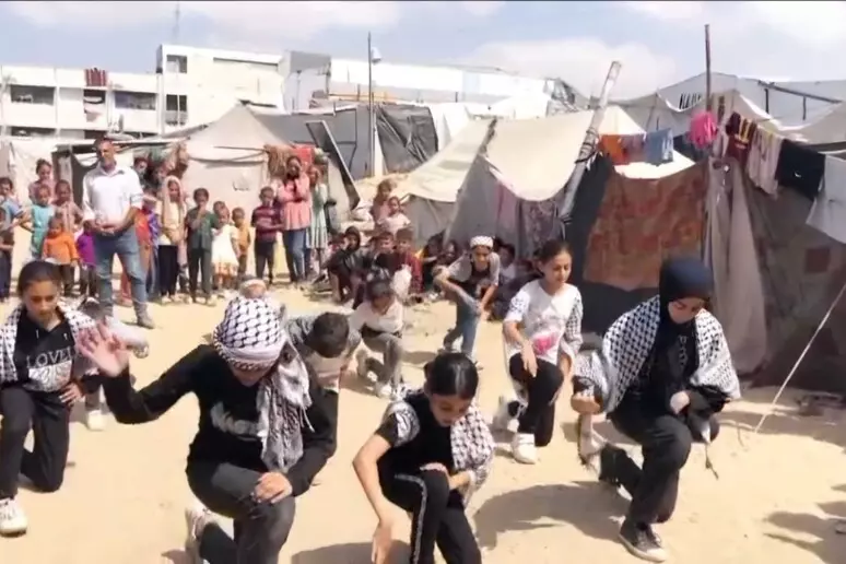 Bimbi danzano la “dabke” a Gaza, “perseverano contro la morte e l’orrore”