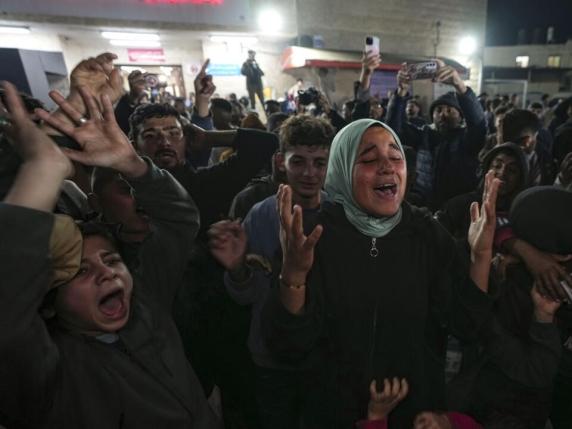 Israele e Hamas hanno firmato l’accordo, tregua in 24 ore, i familiari degli ostaggi e i gazawi  in festa per le strade