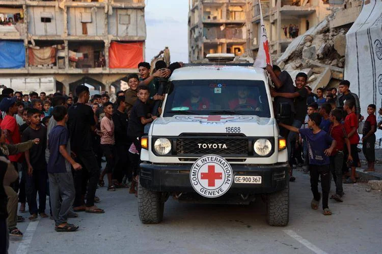 Gaza, “Colpito un minibus, uccisa famiglia di 11 persone”, tra cui 7 bambini, tregua fragile