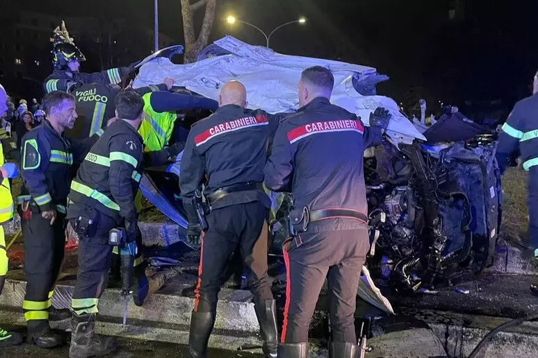 Gara clandestina di velocità a Roma, muore una ragazza di 20 anni, altri tre giovani sono rimasti feriti