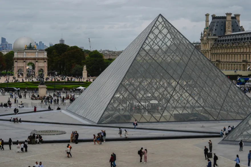Rocambolesca rapina nel museo più famoso e controllato del mondo, asportati oggetti di epoca napoleonica dal Louvre di Parigi