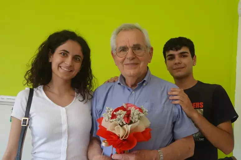 A 81 anni torna a studiare e dopo la licenza media si è iscritto alle superiori