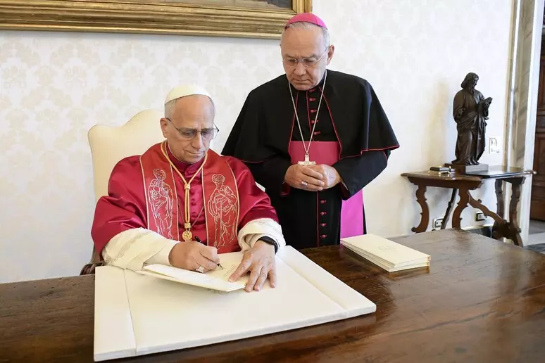 Il Papa firma il suo primo documento, “serve diversa distribuzione delle ricchezze”