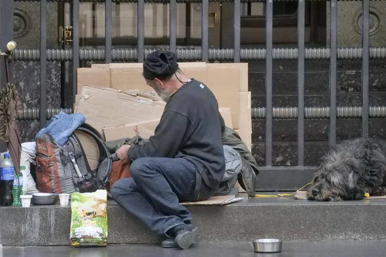 Oltre 5,7 milioni di persone in povertà assoluta nel 2024: allarme stranieri e minori, i dati Istat