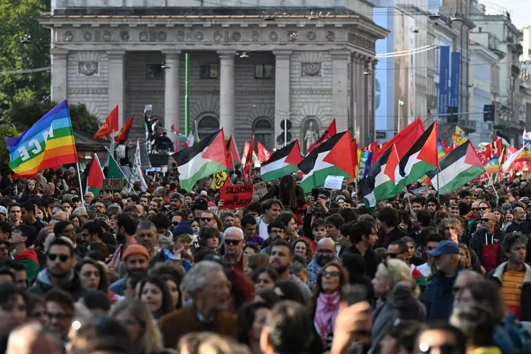 Migliaia di persone in piazza per Gaza in 100 città italiane, disagi per i treni, il popolo dice basta