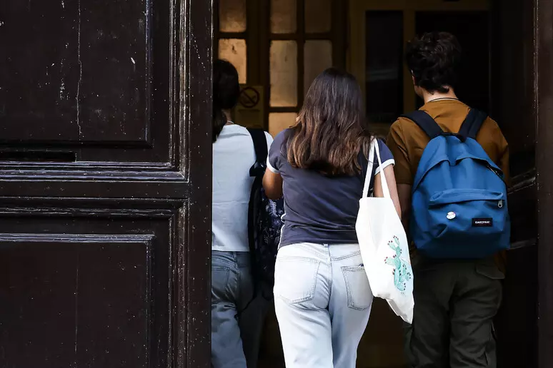 In un liceo di Terni vietati calzoni corti e minigonne “succinte”, la circolare del preside che fa discutere tra pro e contro