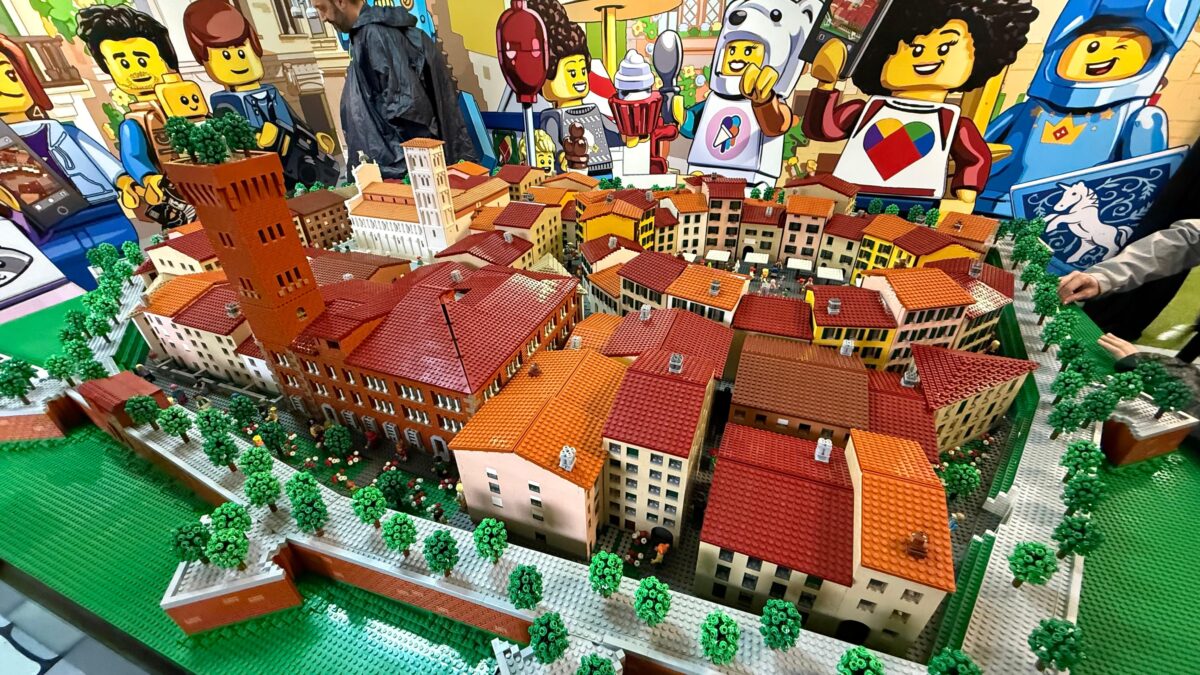 Lucca in 78 mila mattoncini Lego: quando la città diventa gioco che è anche un racconto